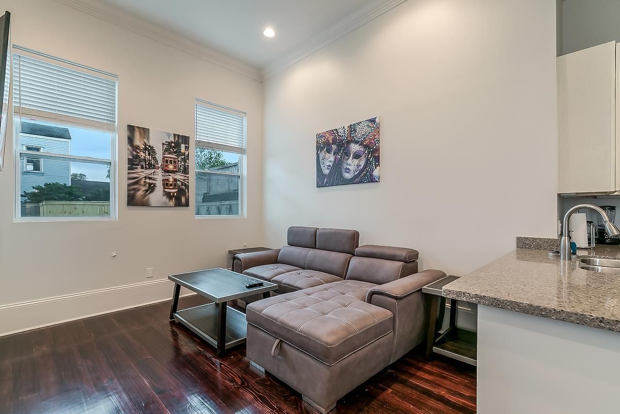 Spacious 2br In Prime Garden District Location W Pool *