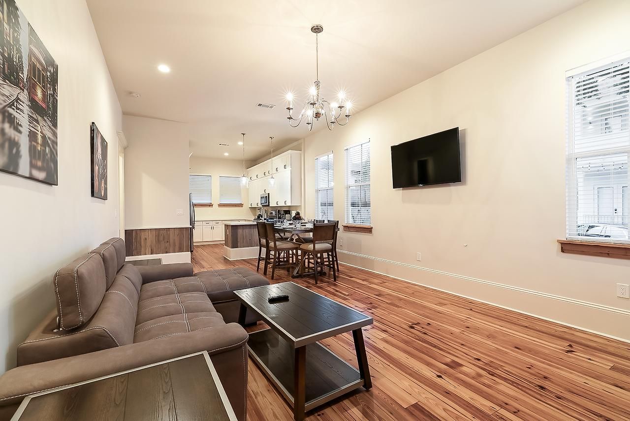 Hosteeva 3 Bedroom Close To St Charles 5 M Ride To Fq Apartment