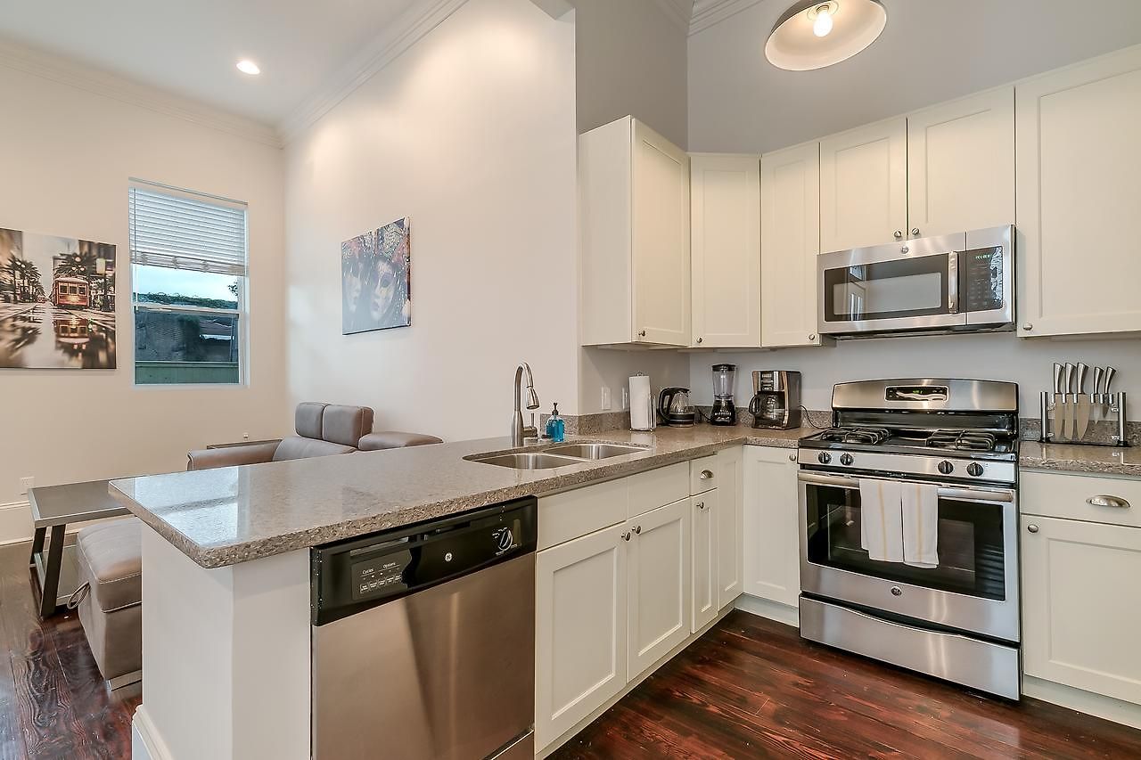 Spacious 2br In Prime Garden District Location W Pool Apartment *