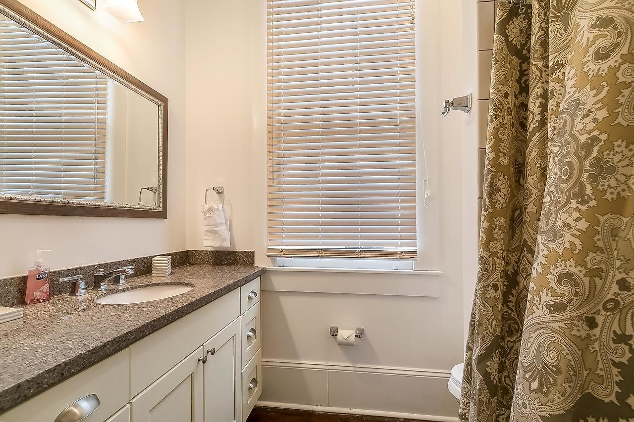 Apartment Charming 2br On Carondelet By Hosteeva *