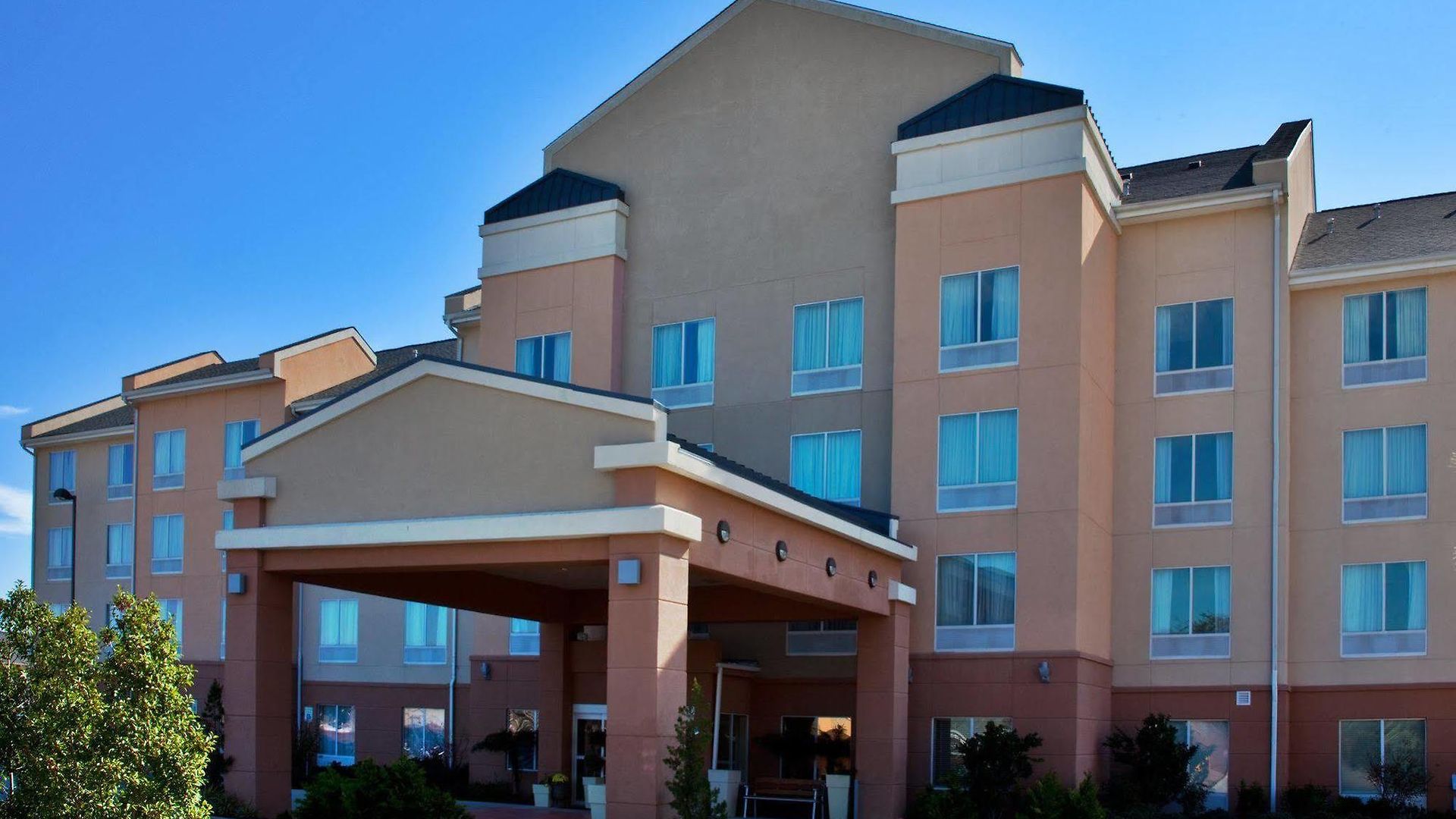 Express East By Ihg Hotel
