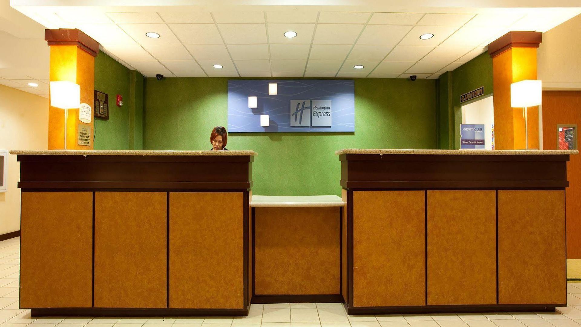 Express East By Ihg Hotel