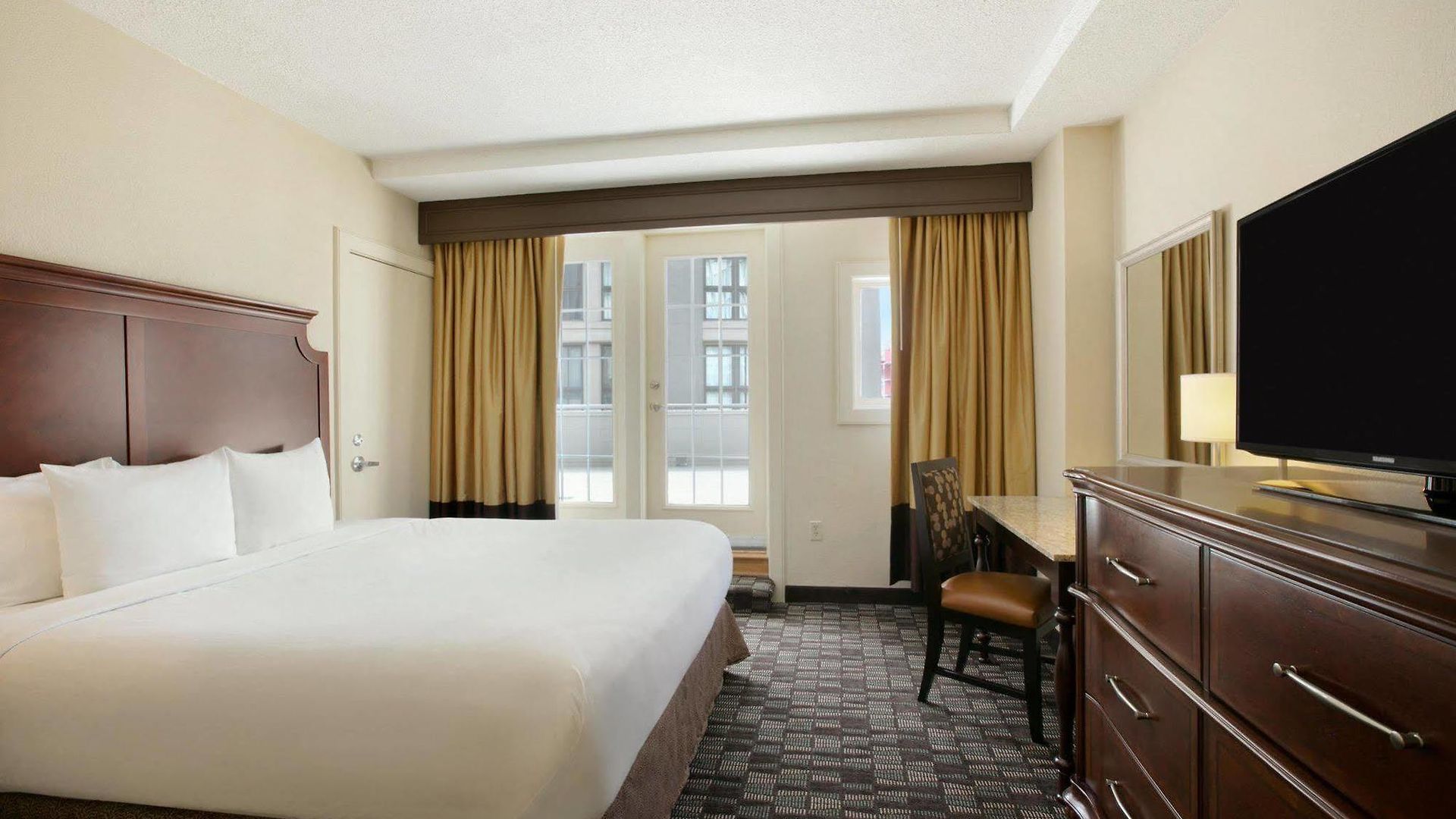 Hotel Embassy By Hilton Convention Center