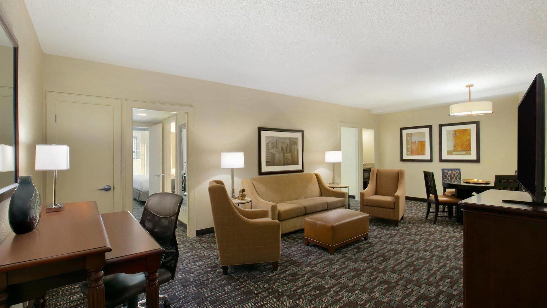 Hotel Embassy By Hilton Convention Center