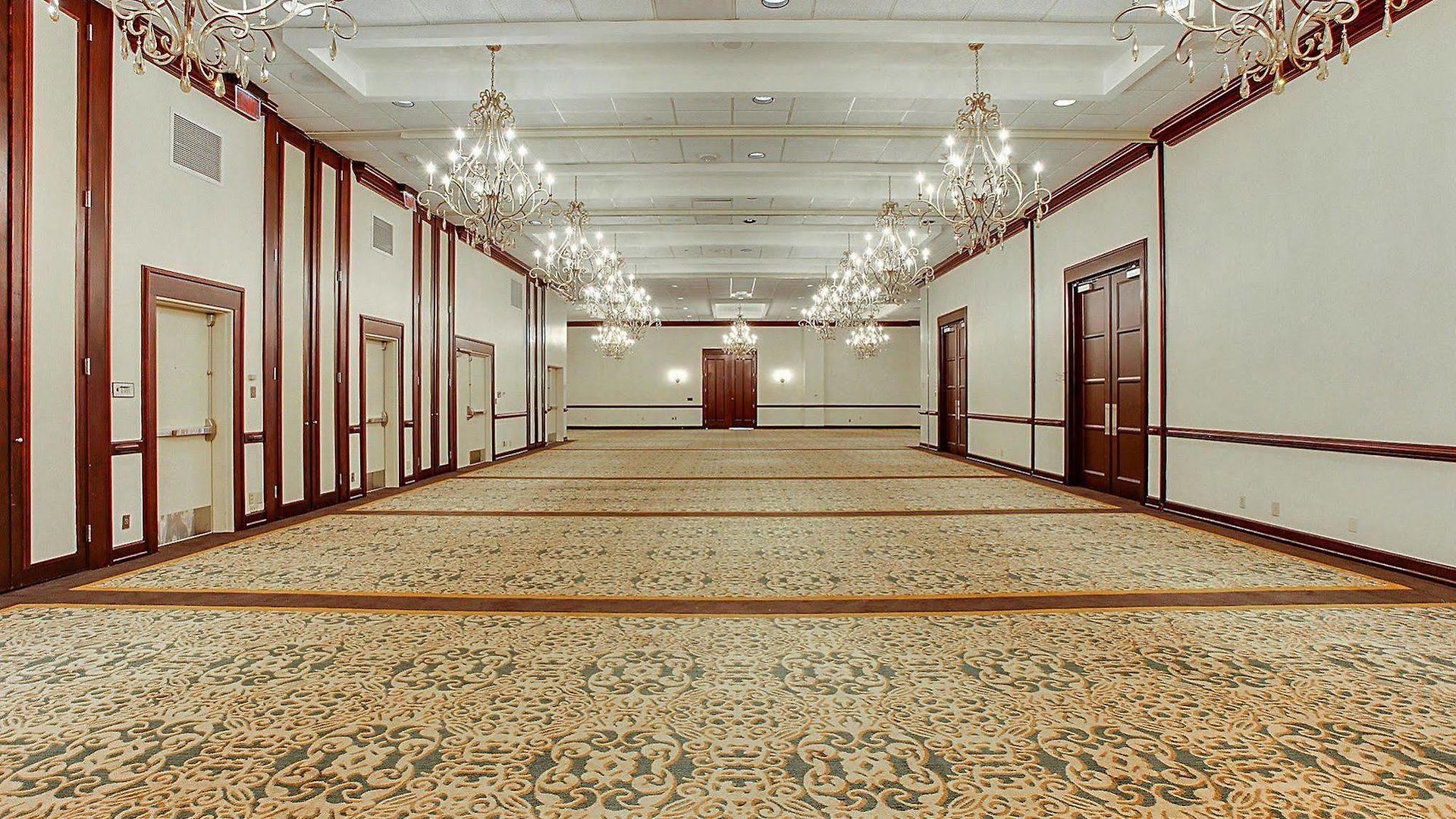 Hotel Embassy By Hilton Convention Center 3*