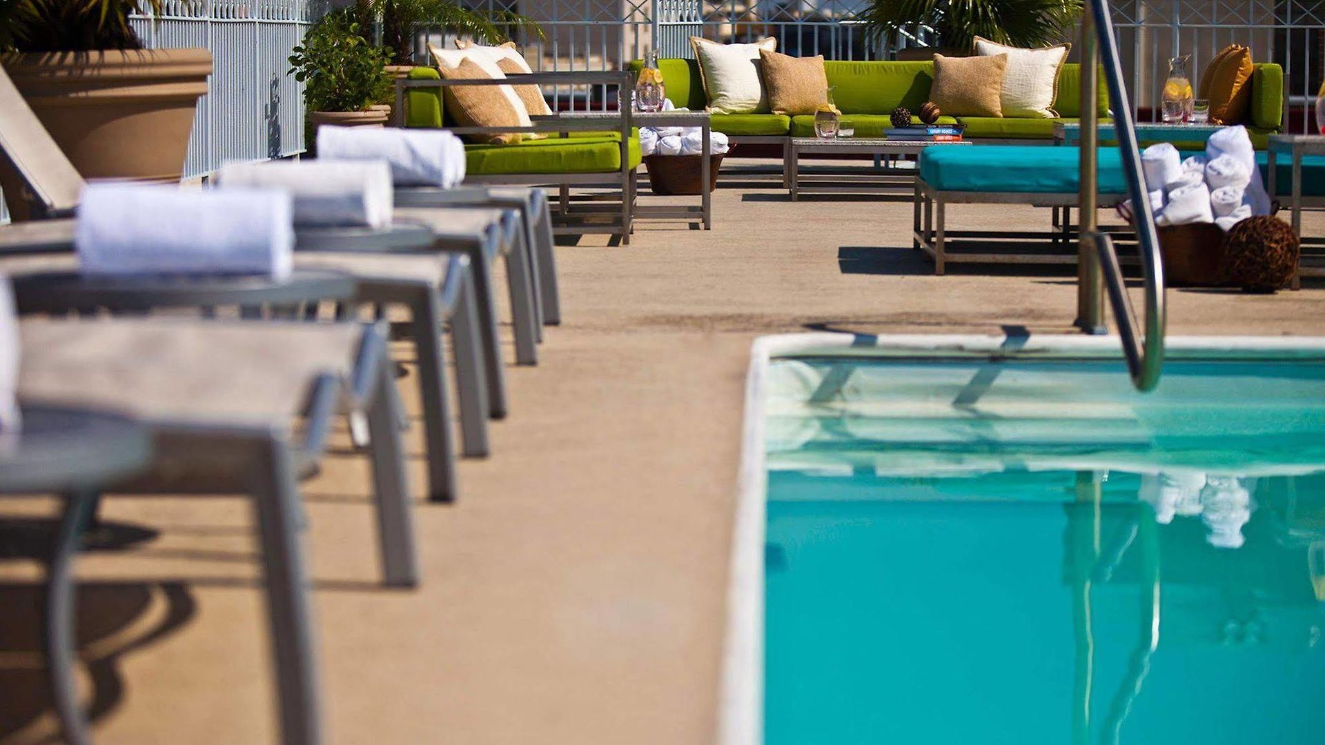 Renaissance Arts Warehouse District 4*
