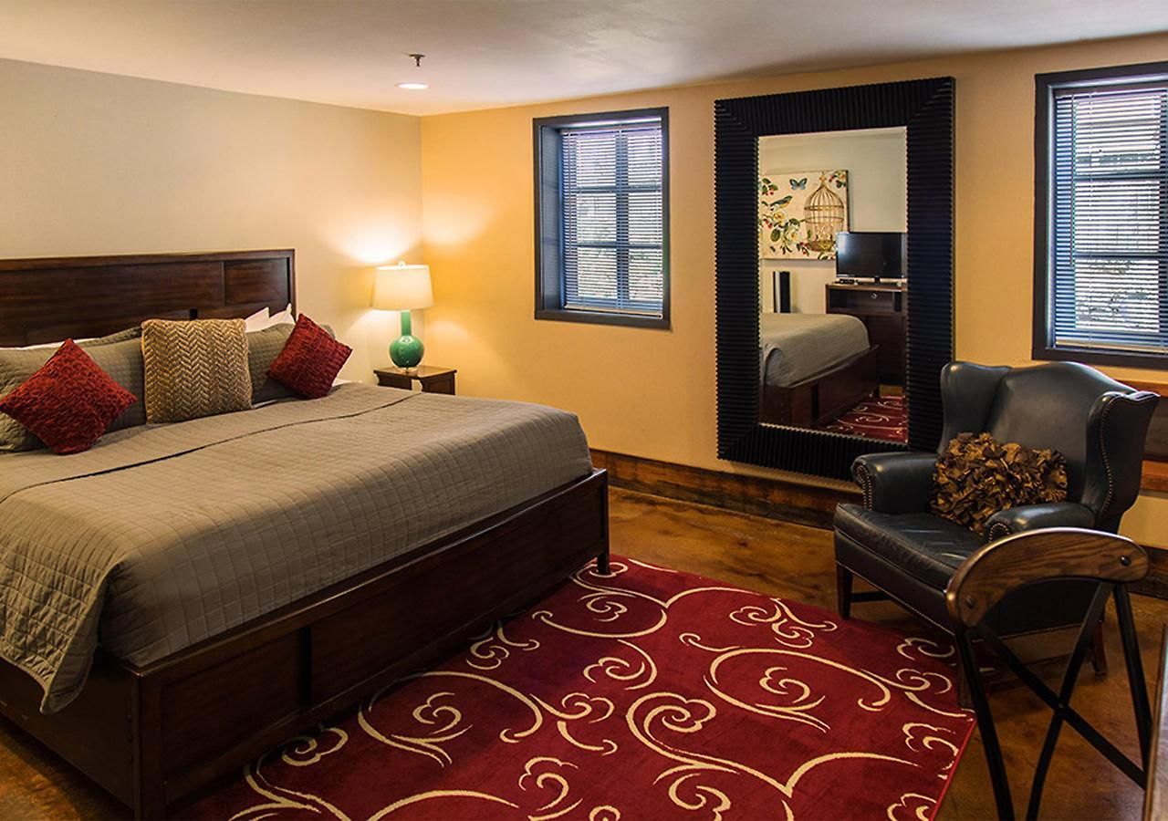 Canal Street 3*