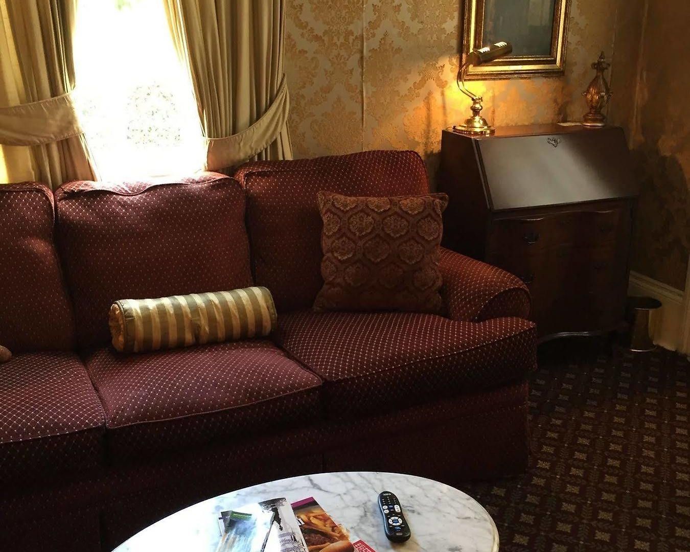 Nine-o-five Royal Hotel