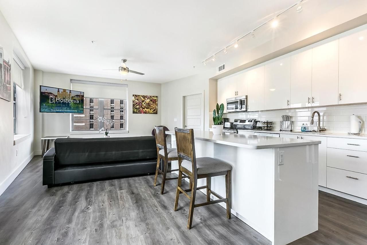 2 Bedroom Elegant In Downtown