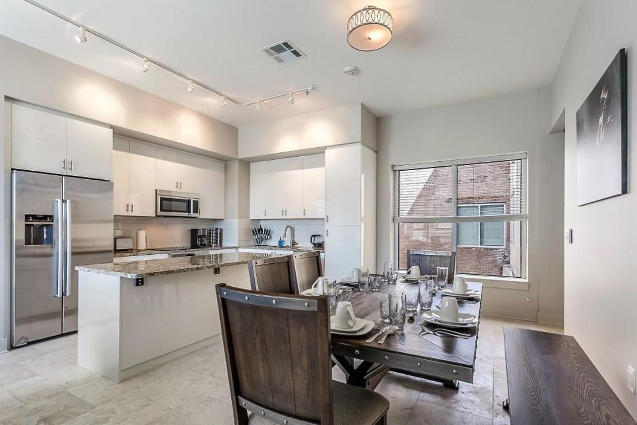 2 Bedroom Elegant In Downtown *