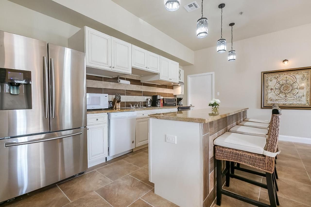 Apartment St Charles Ave Urban Retreat With Luxury Amenities