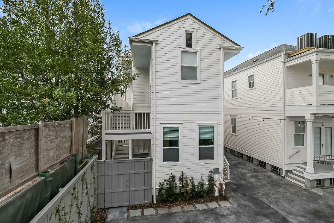 Charming 2br On Carondelet By Hosteeva * New Orleans