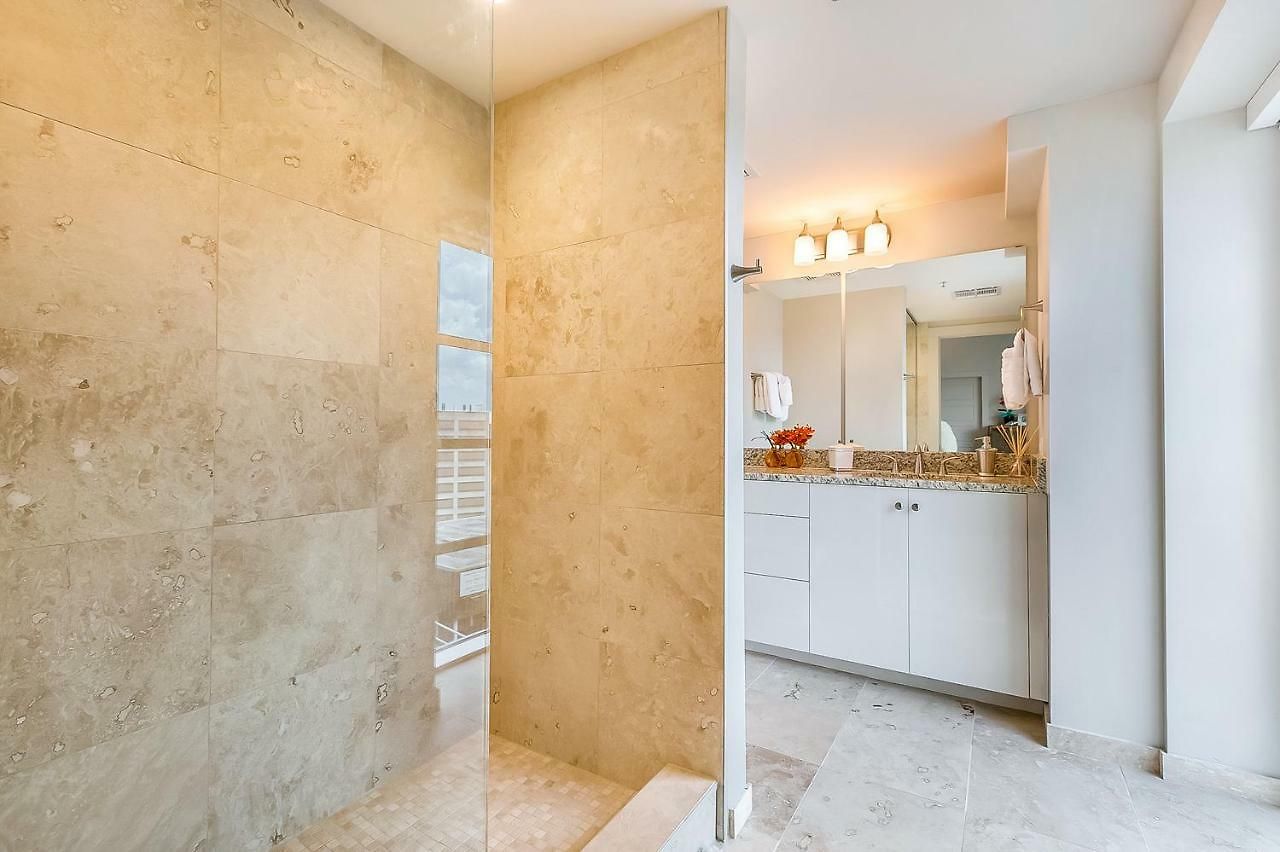 2 Bedroom Elegant In Downtown Apartment *