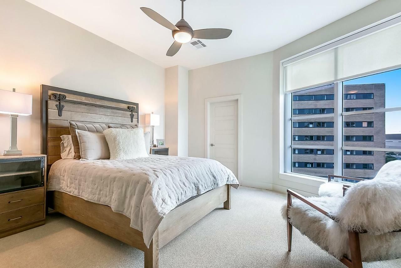 2 Bedroom Elegant In Downtown Apartment