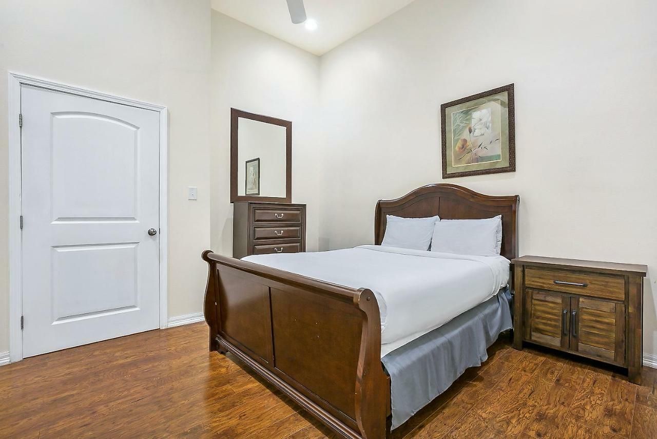 Stylish 4br In Downtown By Hosteeva 4*