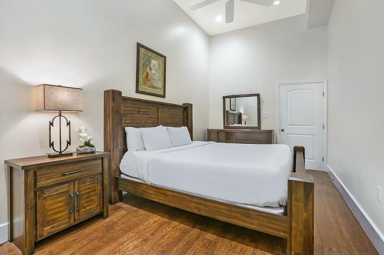 Stylish 4br In Downtown By Hosteeva 4*
