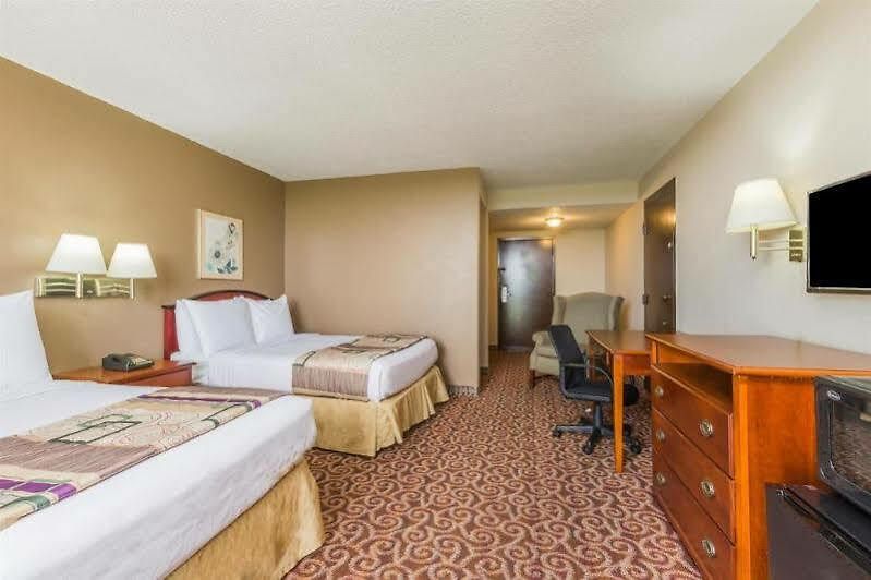Country & By Radisson, I-10 East, La 3*