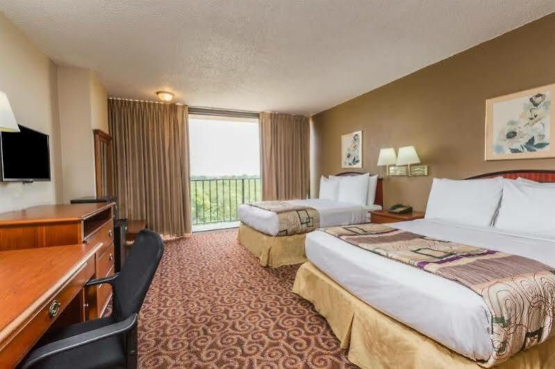 Country & By Radisson, I-10 East, La Hotel 3*