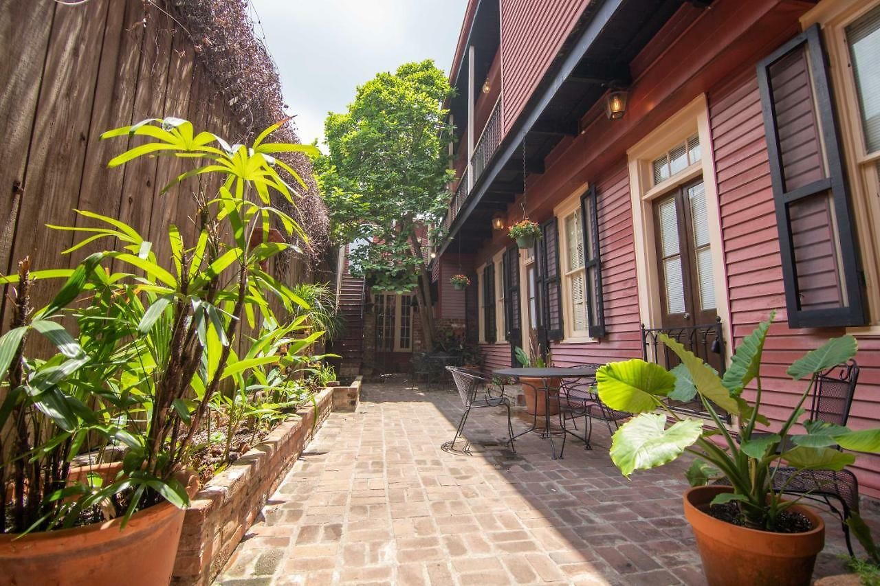 The Courtyards French Quarter Guest house *