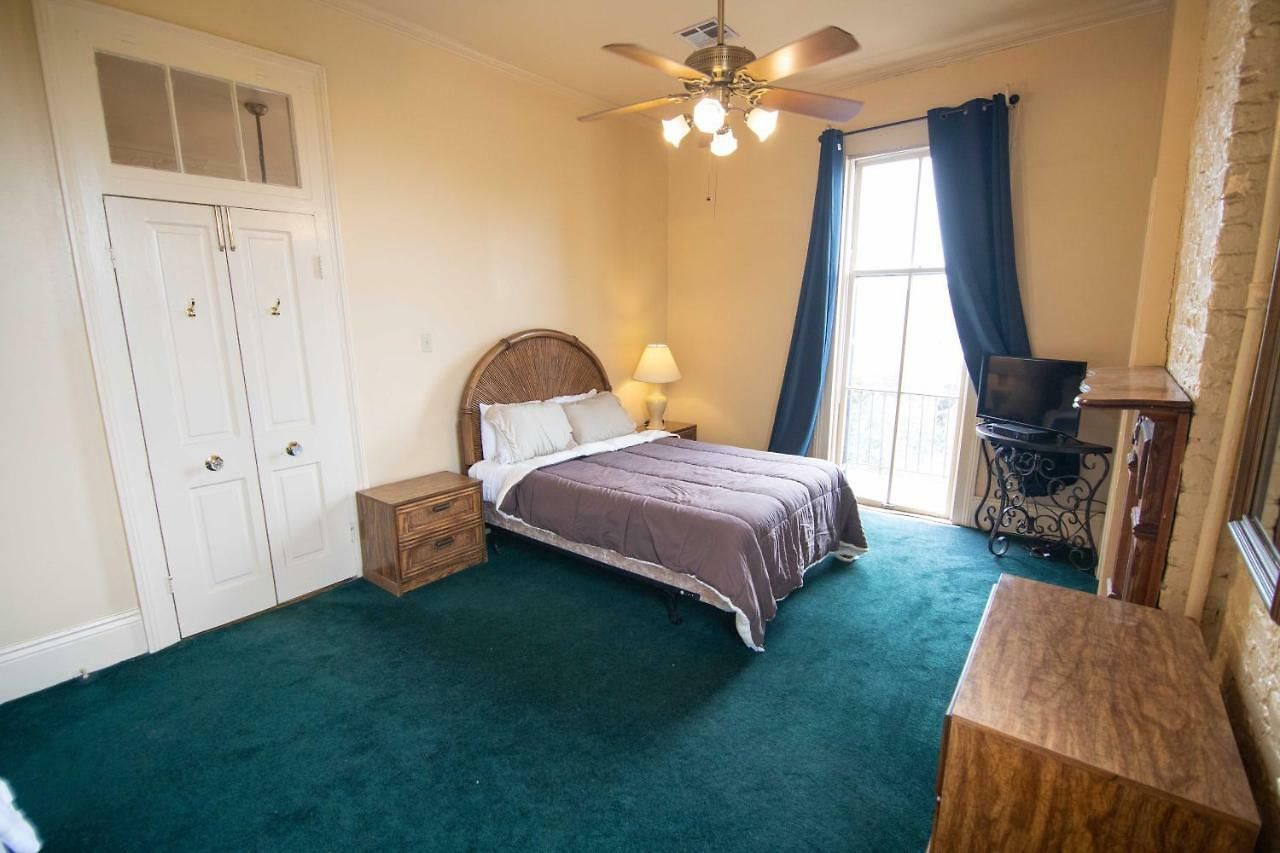 The Courtyards French Quarter Guest house *