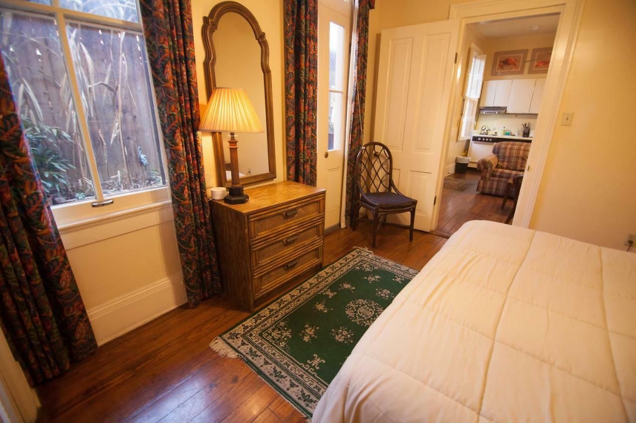 The Courtyards French Quarter Guest house *