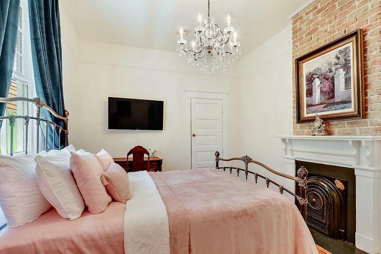 Elegant Renovated House With Relaxing Courtyard - Near Fq Holiday home *