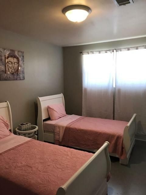 A Good Little House/ Une Maisonette Bien Guest house
