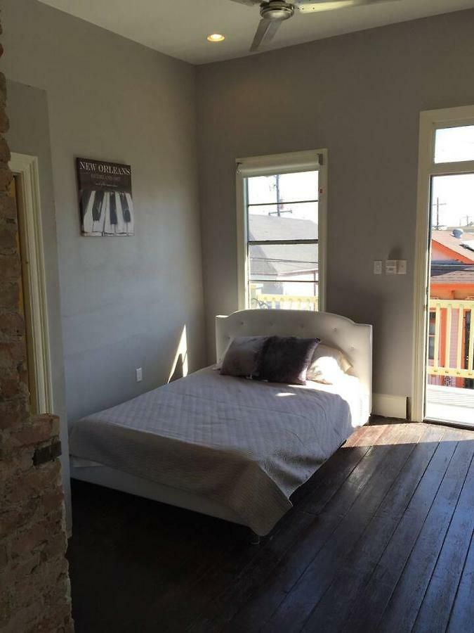 Modern 2 Blocks From Quarters Apartment *