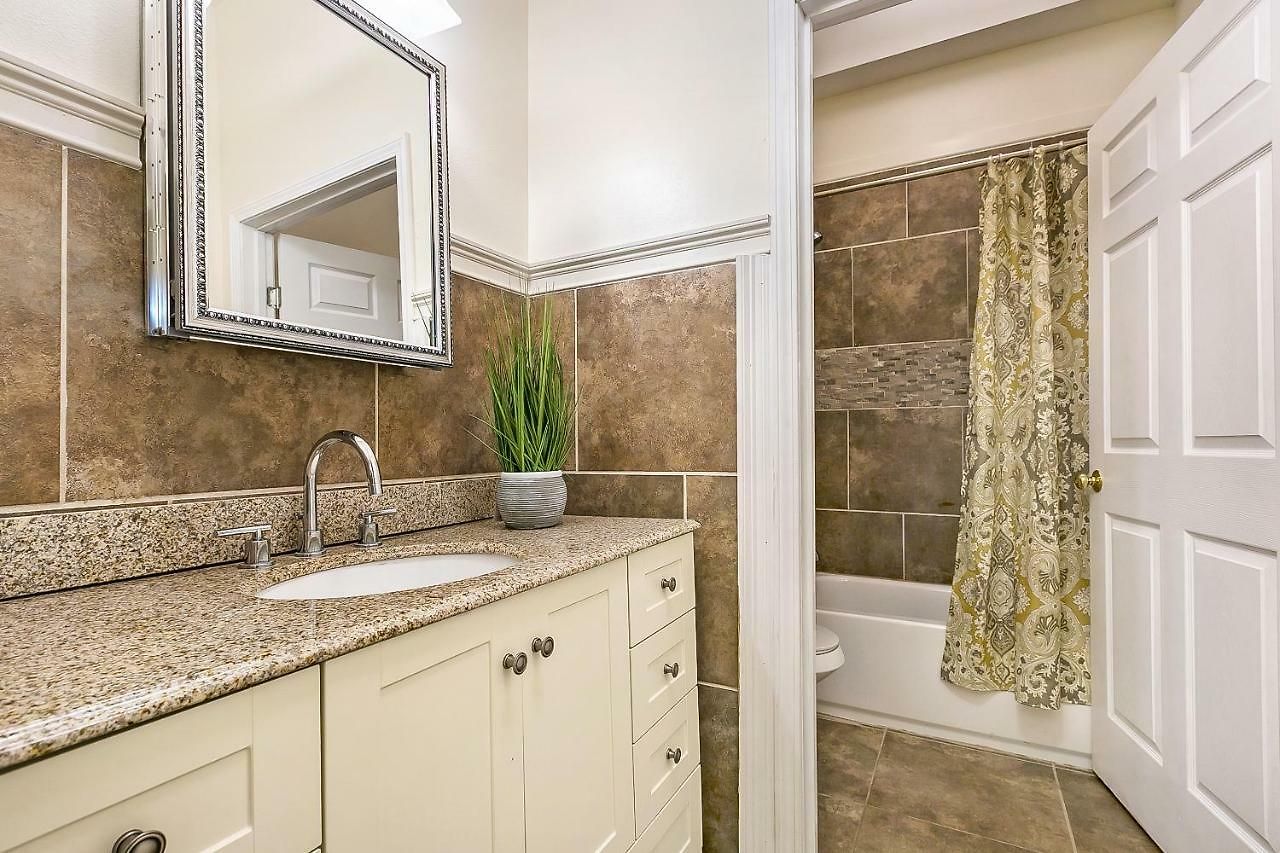 Modern 4br 5min Drive To Fq