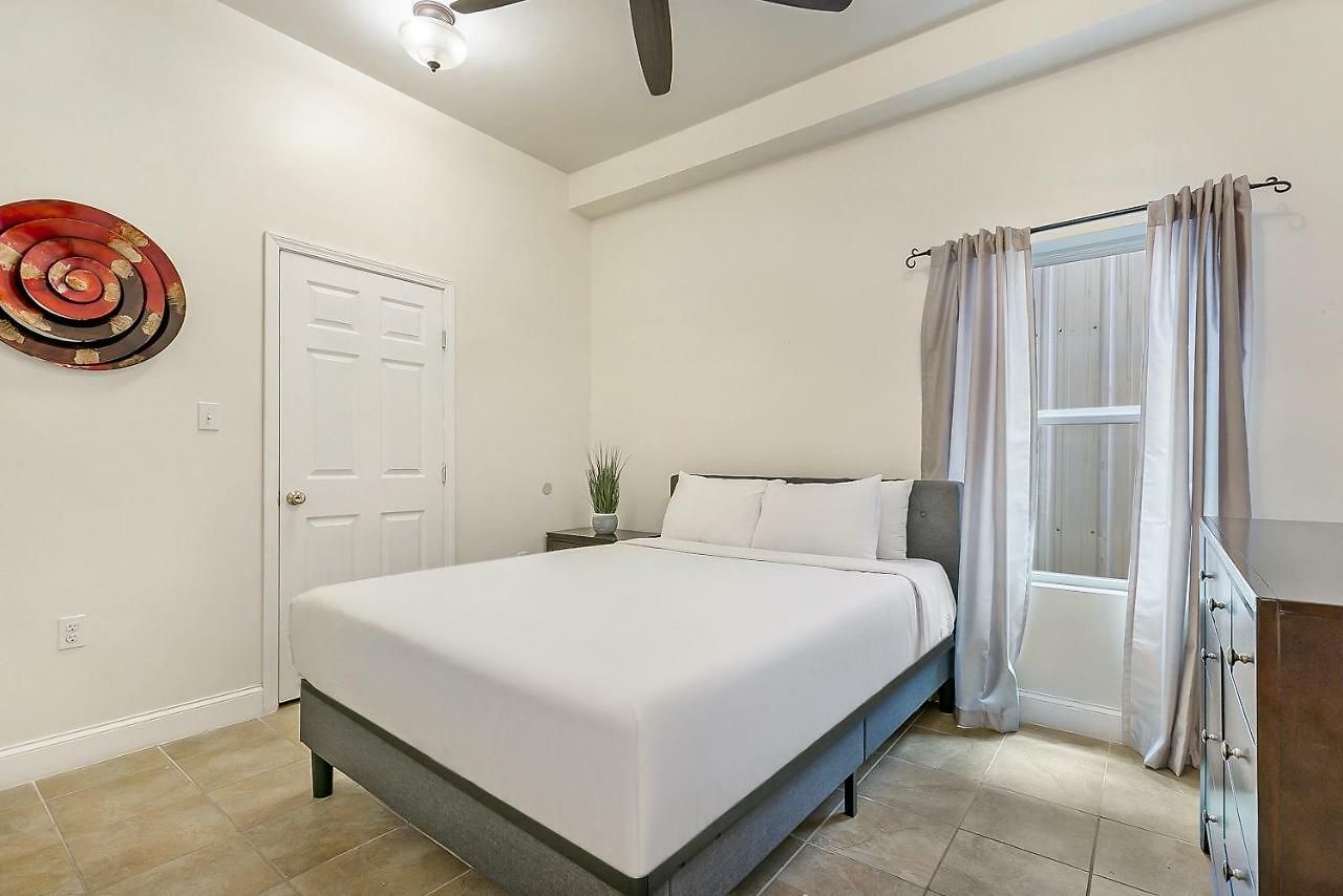 Apartment Spacious 4br Steps From St Charles Ave