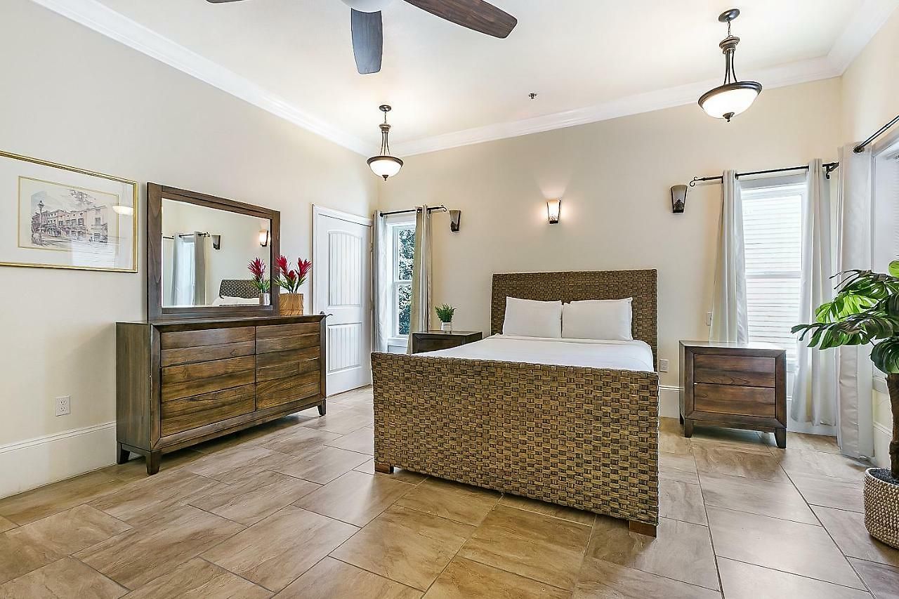 Spacious 4br Steps From St Charles Ave Apartment