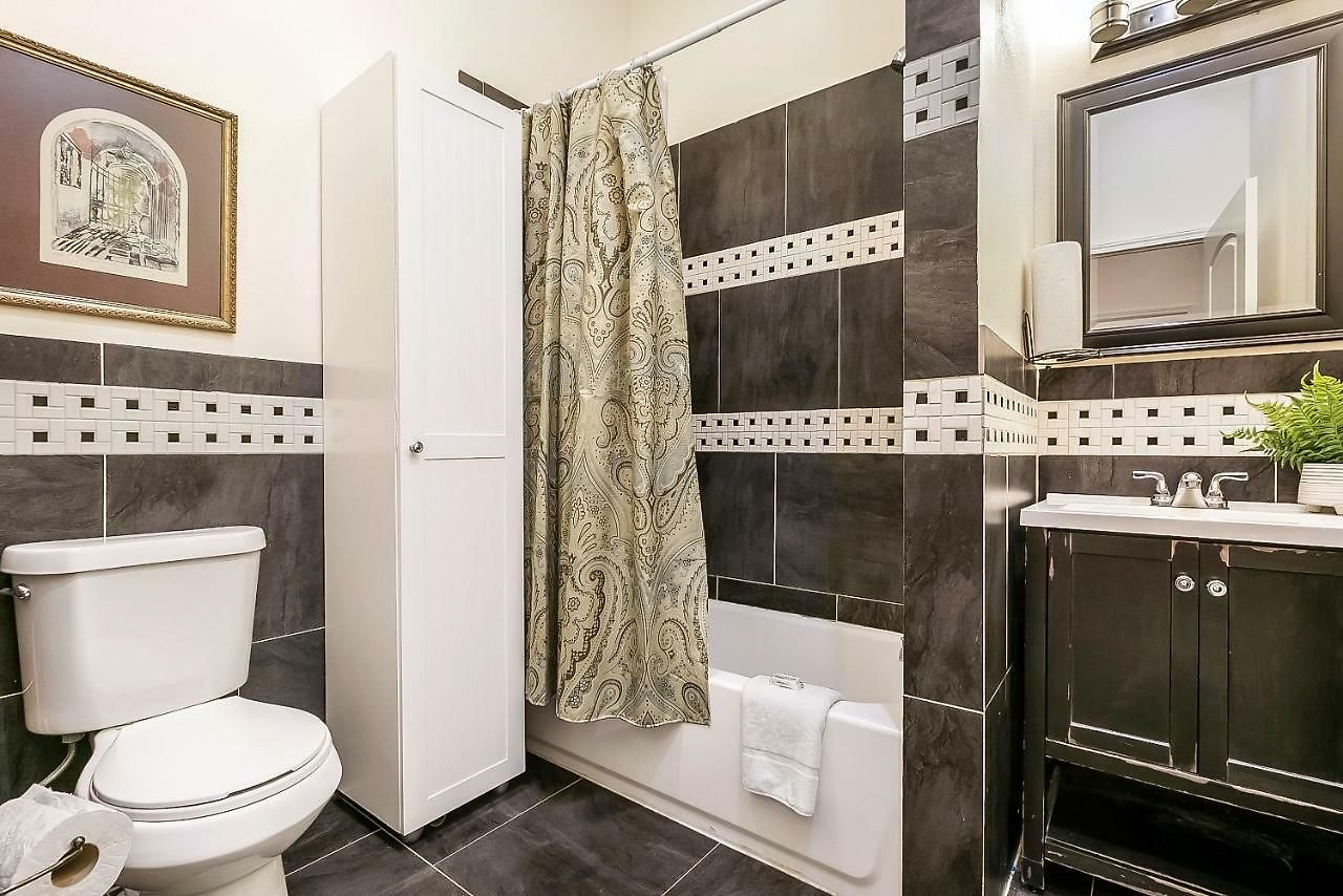 Spacious 3br Luxury Penthouse With Balcony