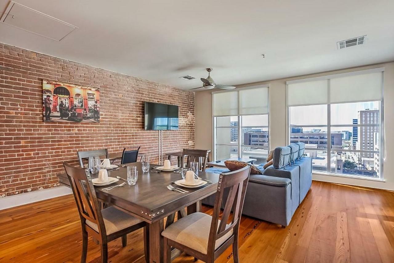 Modern & Fully Furnished In The Heart Of The *
