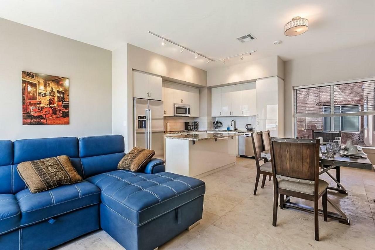2 Bedroom Elegant In Downtown *