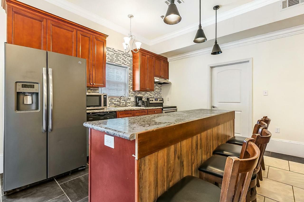 Modern 4br 5min Drive To Fq Apartment *