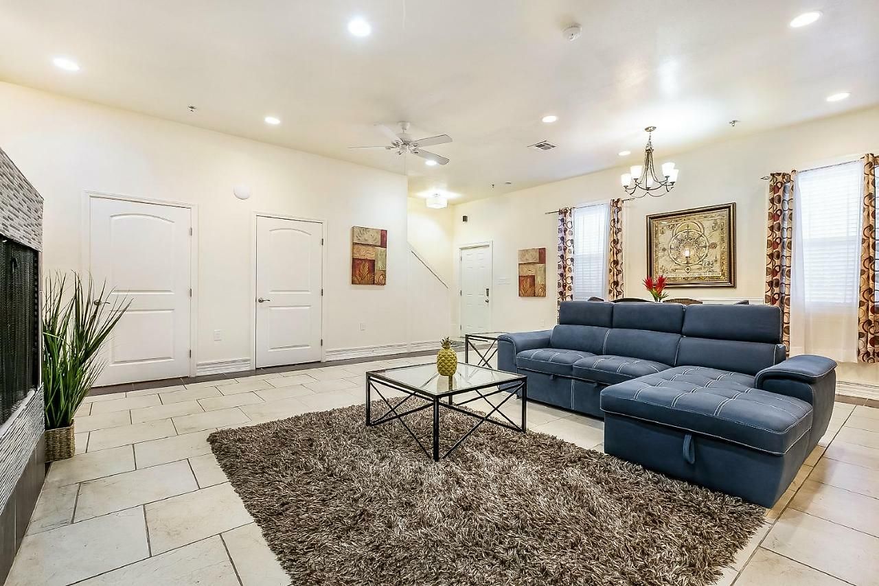 Spacious 3br/2.5bath In Great Location Apartment *