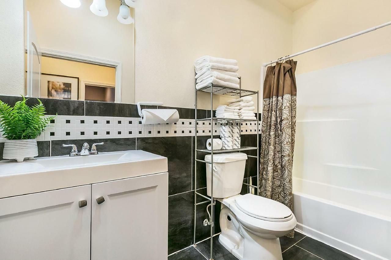 Apartment Spacious 3br/2.5bath In Great Location *