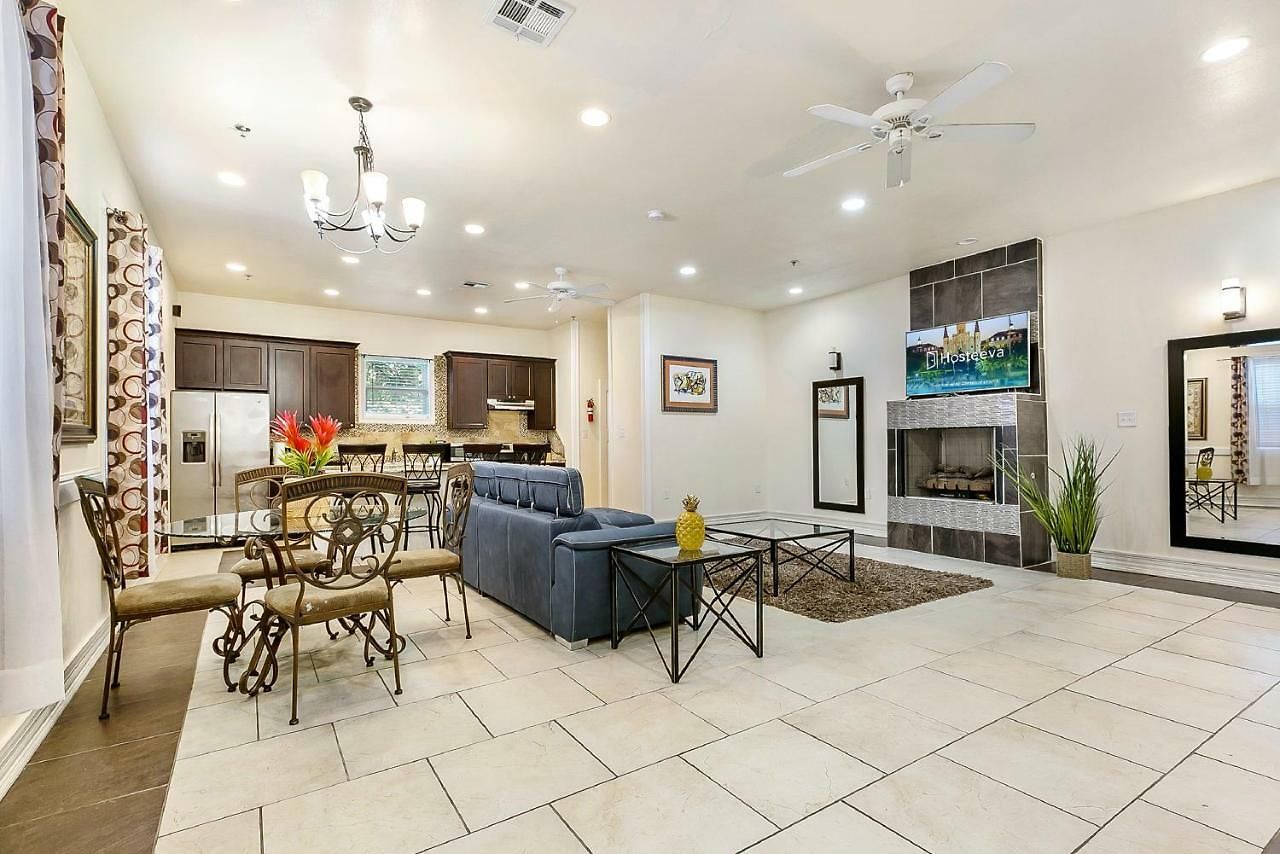 Spacious 3br/2.5bath In Great Location Apartment *