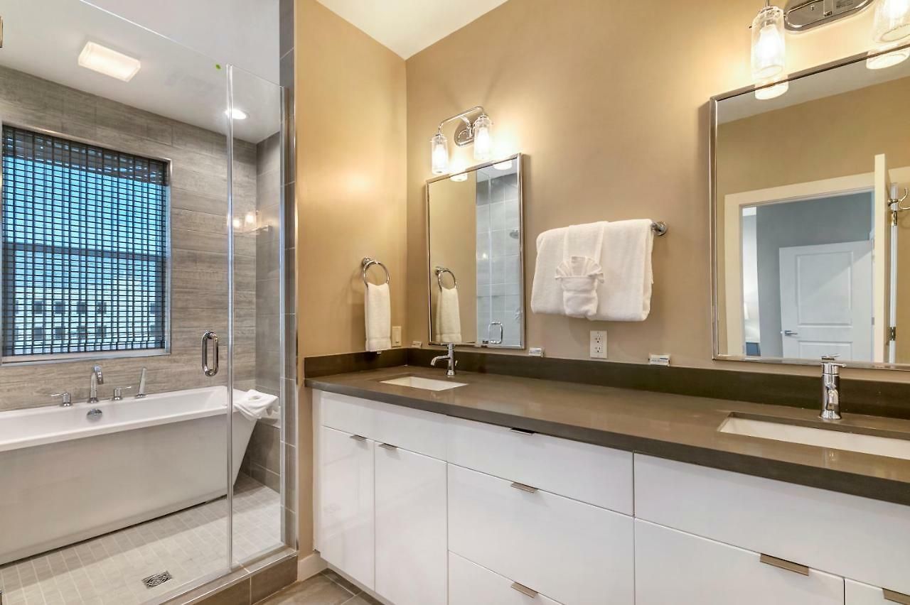 Holiday home Luxury 3-story W Pool & Parking Garage *