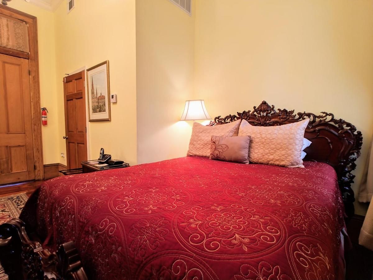 Bed & Breakfast Parisian Courtyard New Orleans