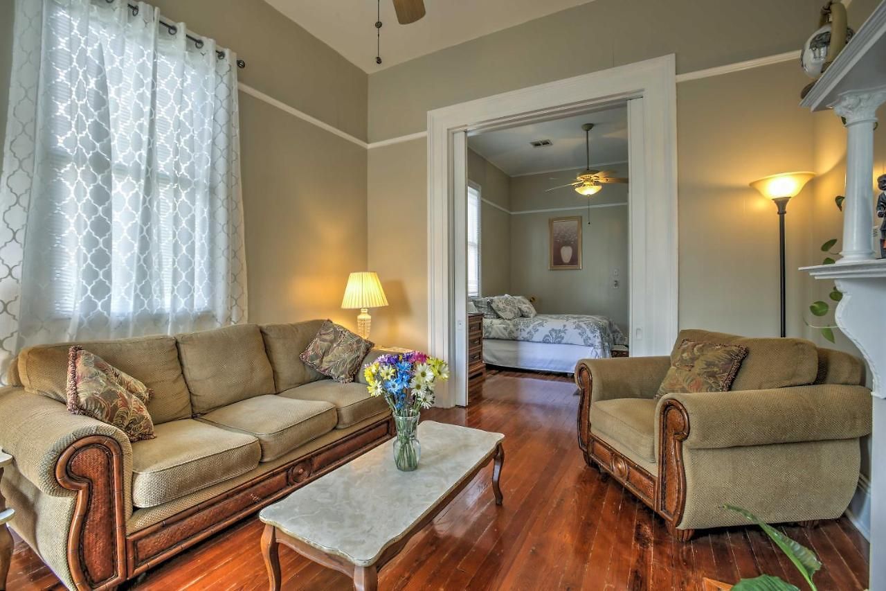 Walk To River, Tram & Zoo: Classic Nola Home! Holiday home