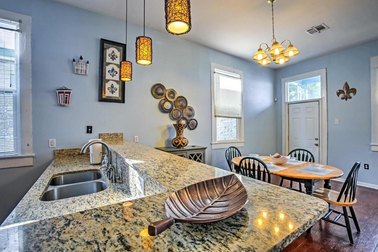 5 Mi To Bourbon Street: Nola Holiday home *