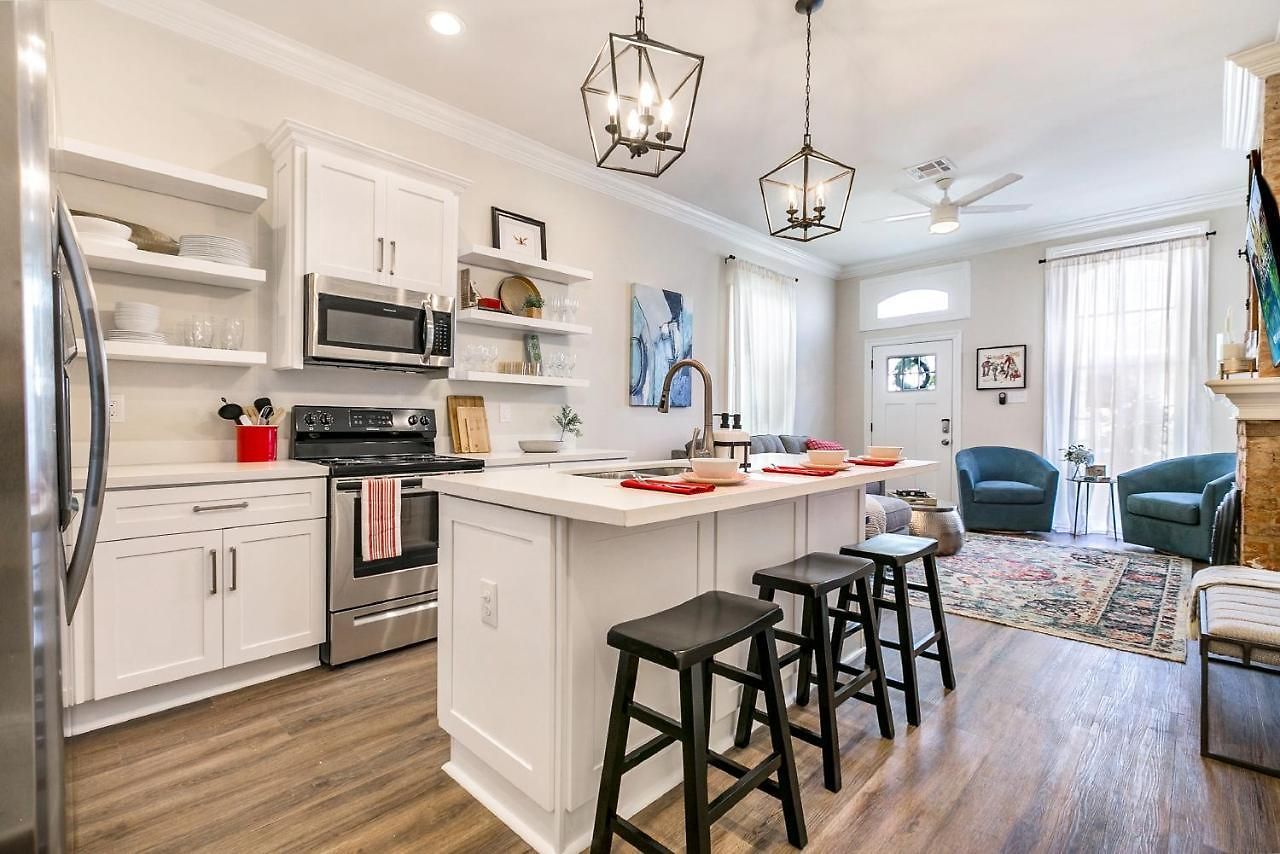St Charles Ave Living Near Hot Spots And Restaurants