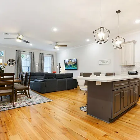 Stunning Modern And Fully-upgraded 5 Bedroom W Pool Apartment New Orleans
