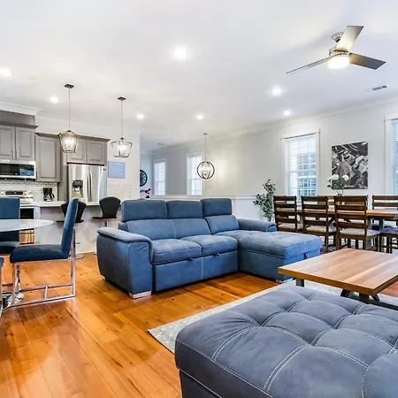 Spacious 5 Bedroom Retreat - Pool - Near It All! Apartment