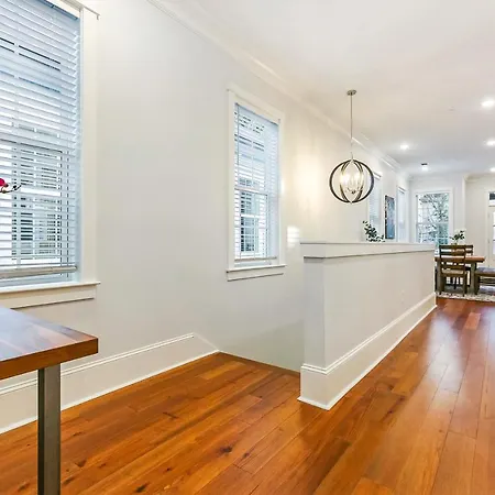 Spacious 5 Bedroom Retreat - Pool - Near It All! Apartment