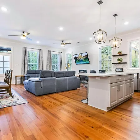 Spacious 5 Bedroom Retreat - Pool - Near It All! Apartment *