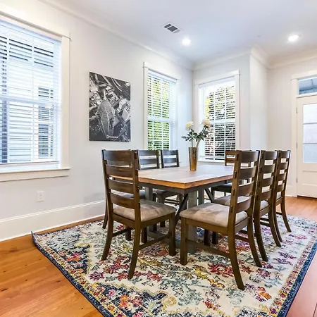 Spacious 5 Bedroom Retreat - Pool - Near It All! New Orleans