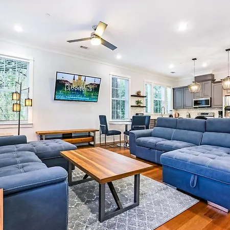 Spacious 5 Bedroom Retreat - Pool - Near It All! *