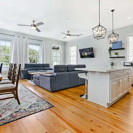 Apartment Hosteeva Amazing 4 Bedroom Modern With Balcony Near Frnch Quarter New Orleans